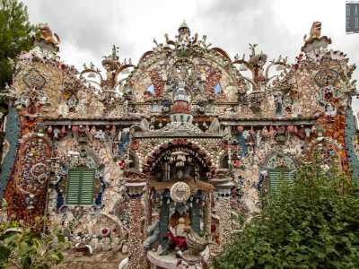 Uno degli edifici pi� singolari di tutto il barese � �Villa Fantasy�, dimora nascosta nelle campagne di Corato. � opera del proprietario Luigi Mazzilli, che in trent�anni ha meticolosamente raccolto conchiglie, vetri, specchi, piastrelle e statuine per andare a rivestire ogni angolo della sua abitazione di campagna